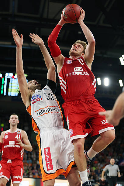 他在攻守两 他在攻守两