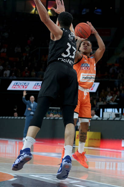 比分紧咬住 比分紧咬住