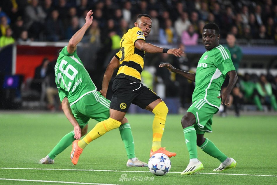 中场球员在 中场球员在